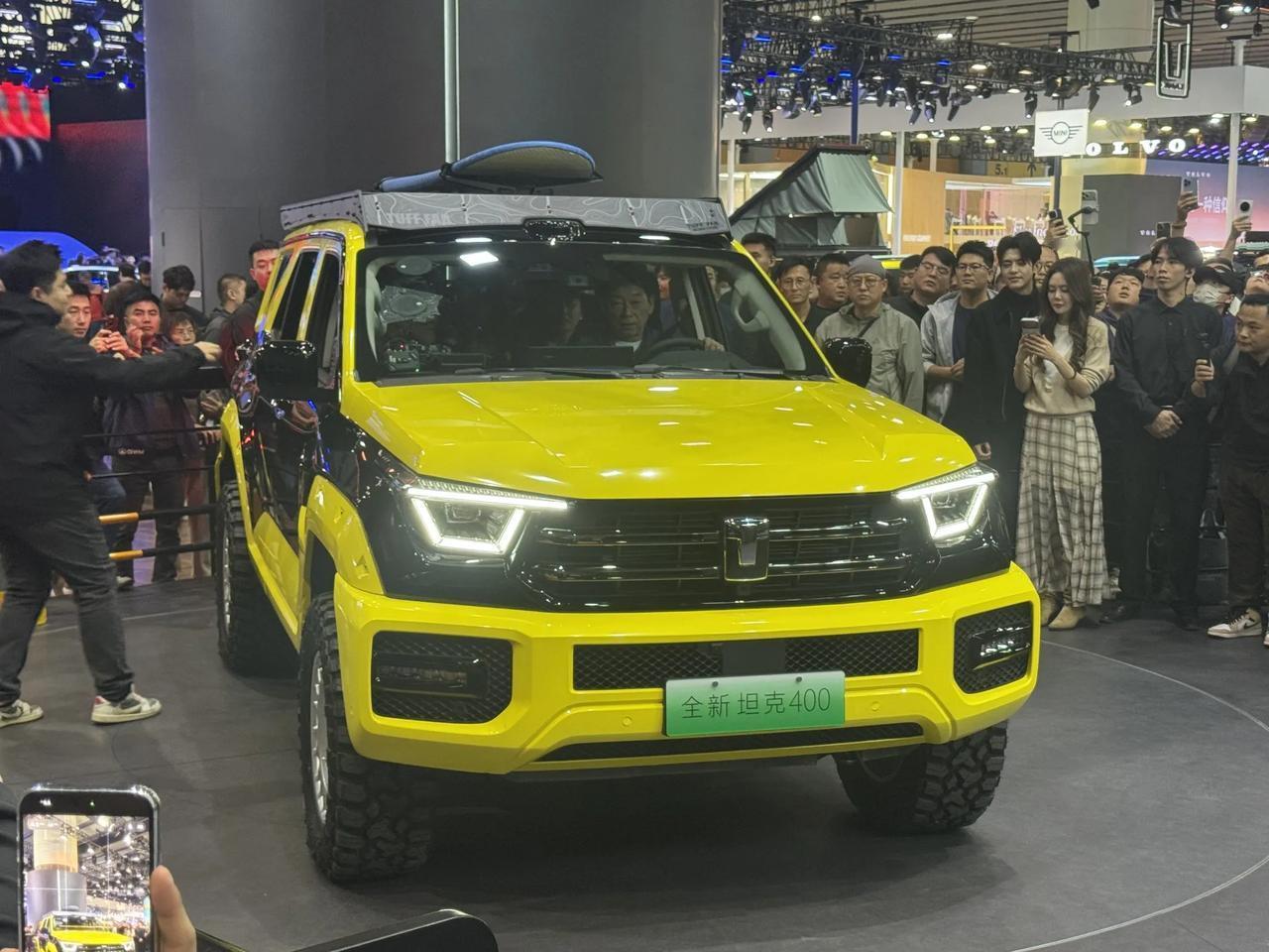 坐标广州车展，偶遇魏建军(坦克400驾驶位)，不得不说长城展台人气真旺，对面宝马