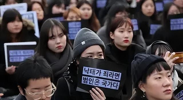 🌞韩国的女性已经彻底疯魔，从最开始的不谈恋爱，不结婚，到后来的不生孩子，不