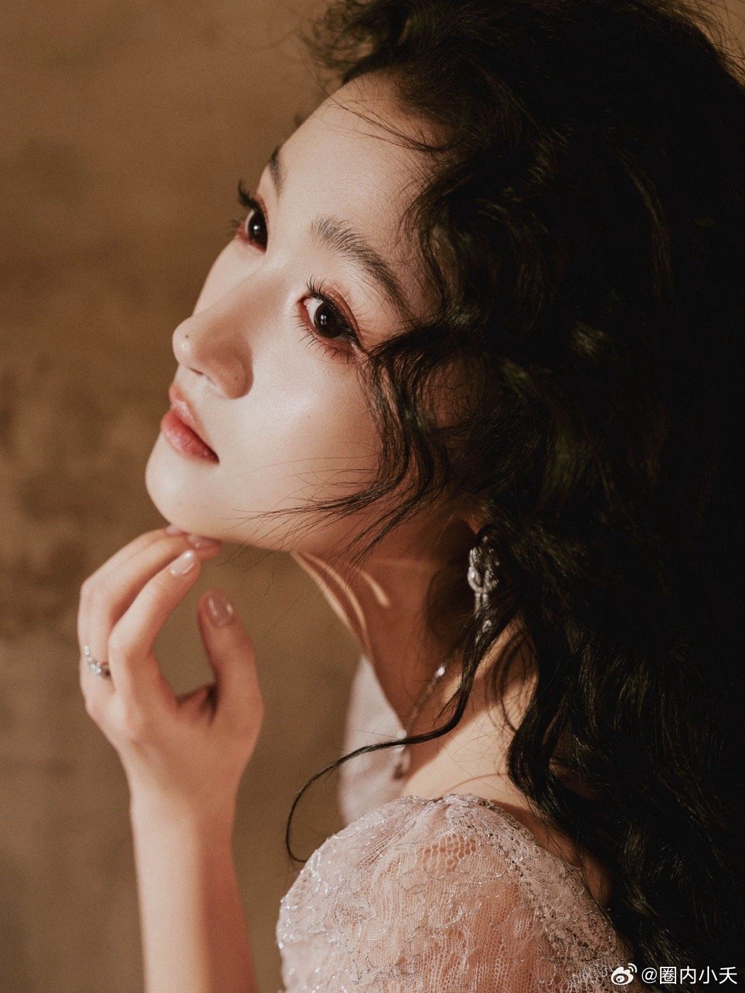 关晓彤的妆造正确关晓彤羊毛卷造型复古又灵动，古典公主风拿捏得恰到好处。从妆发到