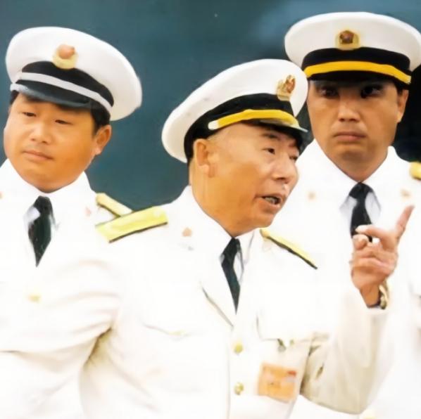 80年代末，海军司令员张连忠上将视察汕头海军供应站，见院内有磅秤，抬腿站了上去。