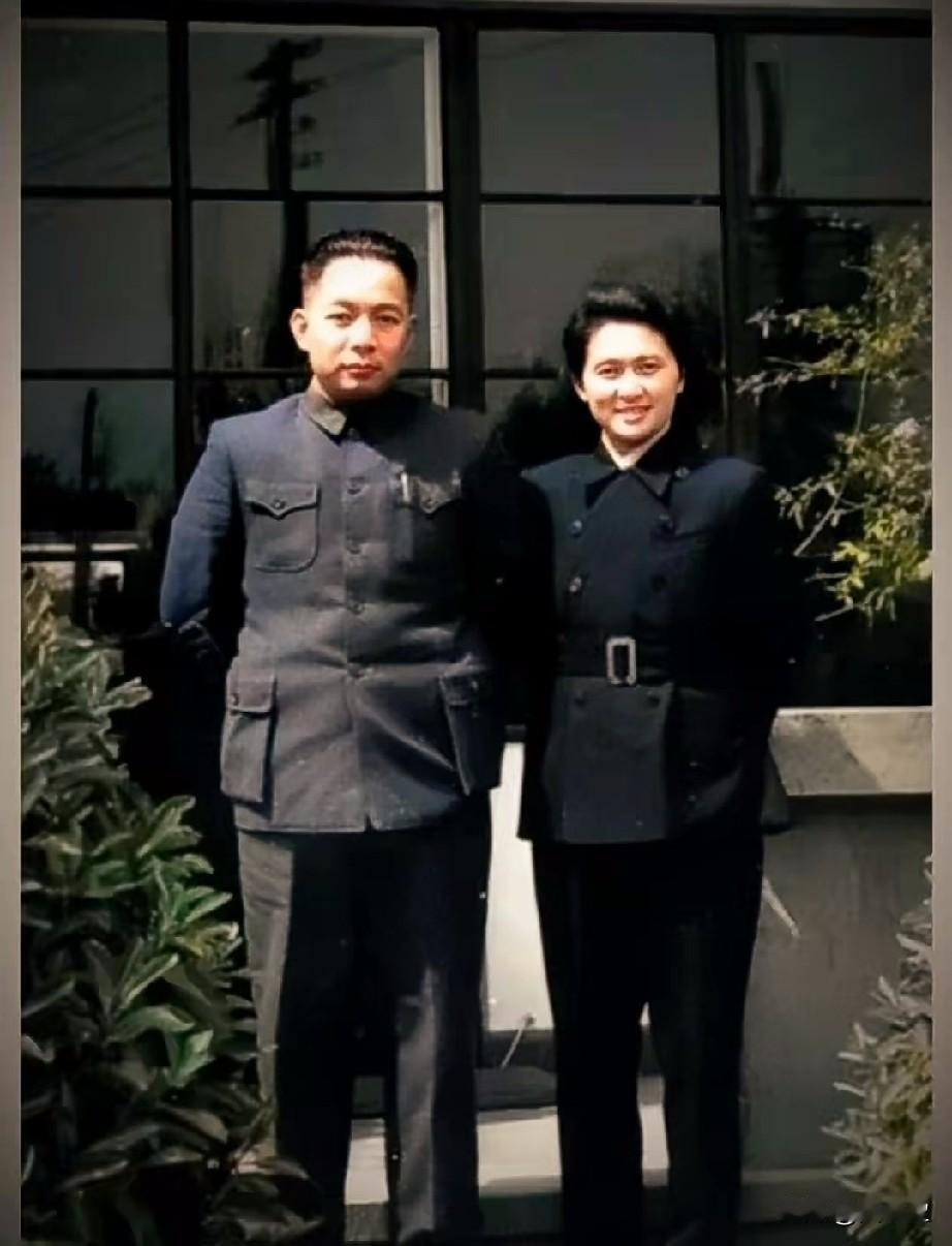 这张珍贵照片摄于1953年的上海，新中国成立初期，处处洋溢激情。照片里，