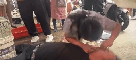 胆子太大了！江苏，男子去农贸市场买菜，不料心脏骤停，毫无征兆的倒在地上没了意识！