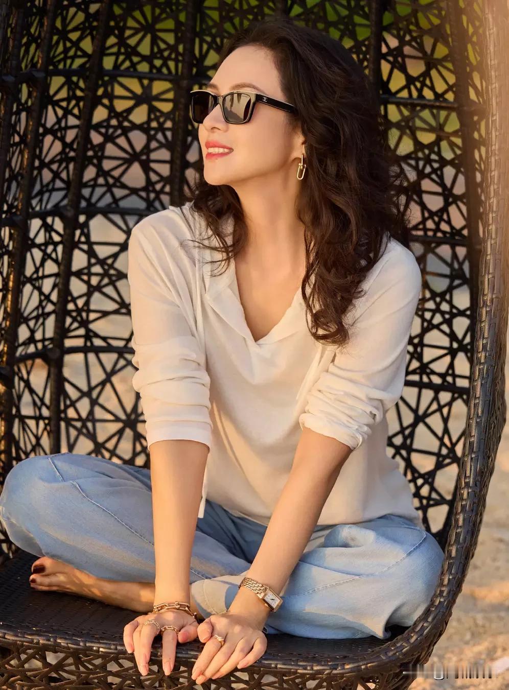 【国际章又双叒刷屏了！三亚度假照配影后聚会，这状态谁能看出44岁？】