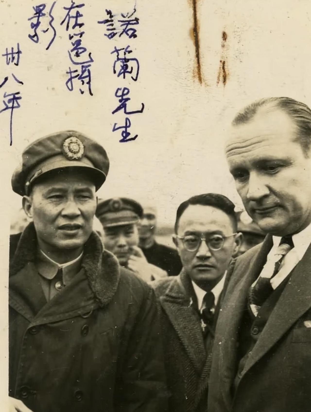 没想到1949年解放军兵临长江，南京国民政府眼看就要垮台，还有国民党高官在做靠美