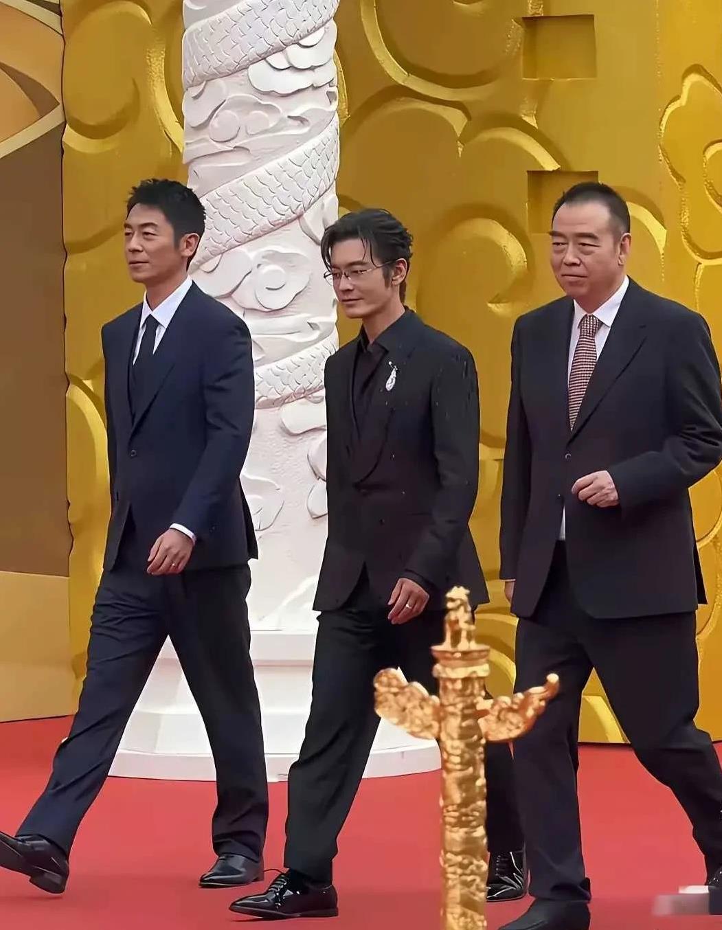 陈凯歌72岁，黄晓明48岁，朱亚文41岁，三个老人站在一起真是养眼啊！陈凯歌是