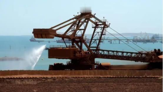 中国买矿石坚持用人民币，不玩美元那一套了。美国要求澳大利亚必须用美元售卖（矿石）