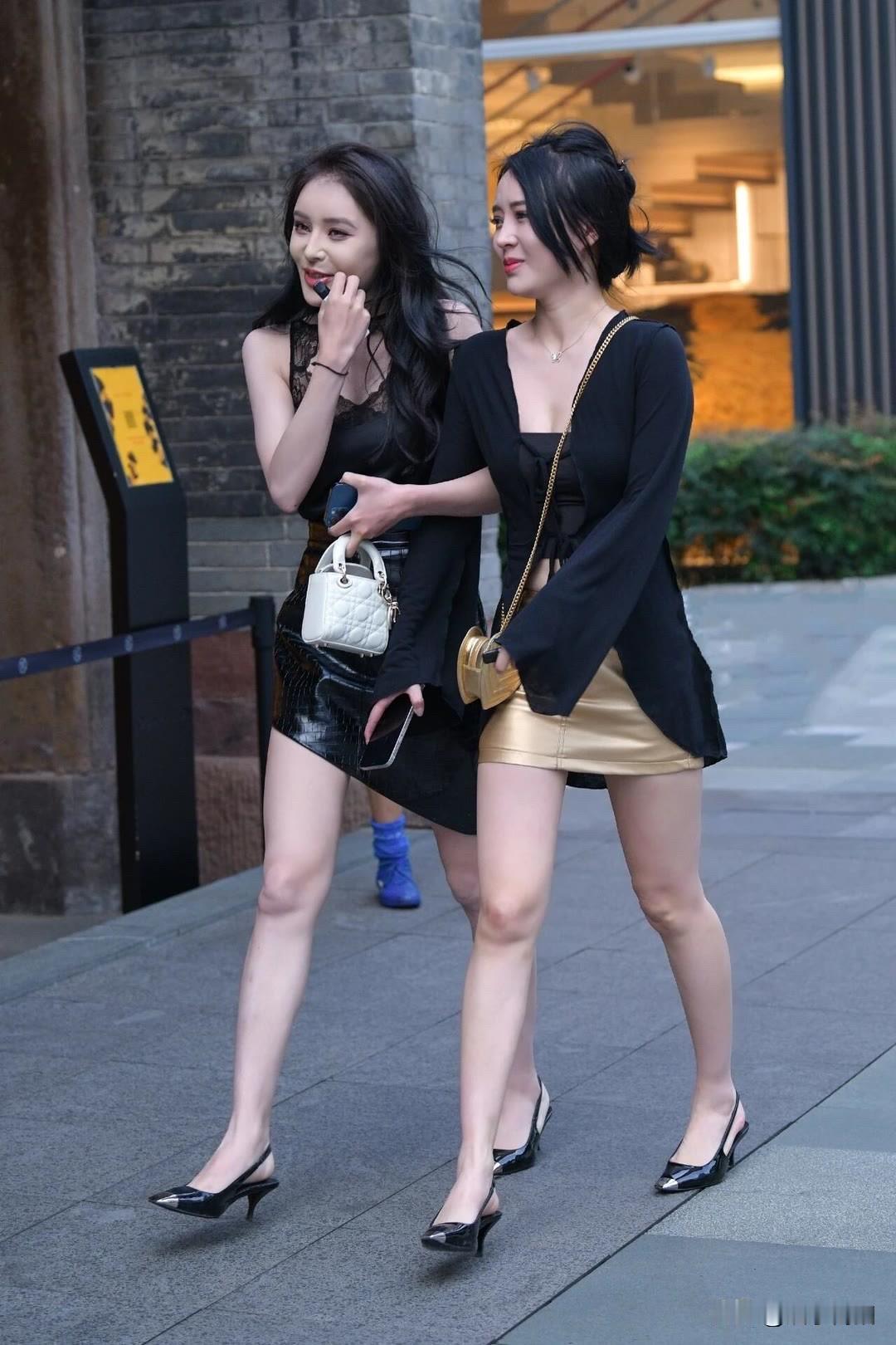 两位小姐姐选一位做你的女朋友吧两姐妹自拍