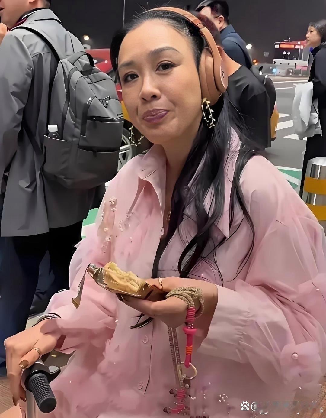 钟丽缇没开滤镜的样子，脸上的皱纹和肤色都看得清清楚楚，太真实了。​​​