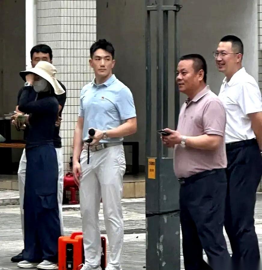 2018年，年入六千万的张馨予，嫁给了一个月薪四千块的特种兵。这场婚礼从那天起