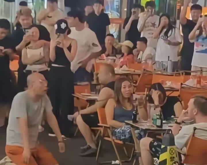 男跪女陪，发生在2025年的今天。2025年7月14日晚上，吉林长春一名