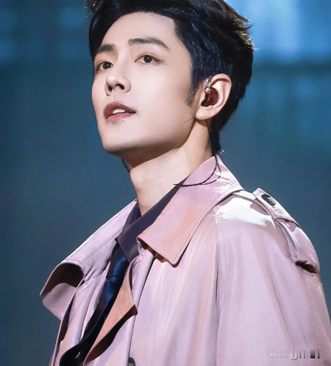 资本当初也许知道肖战会爆，但应该没想到他能顶这么久，看他作品集就知道，没爆之前就