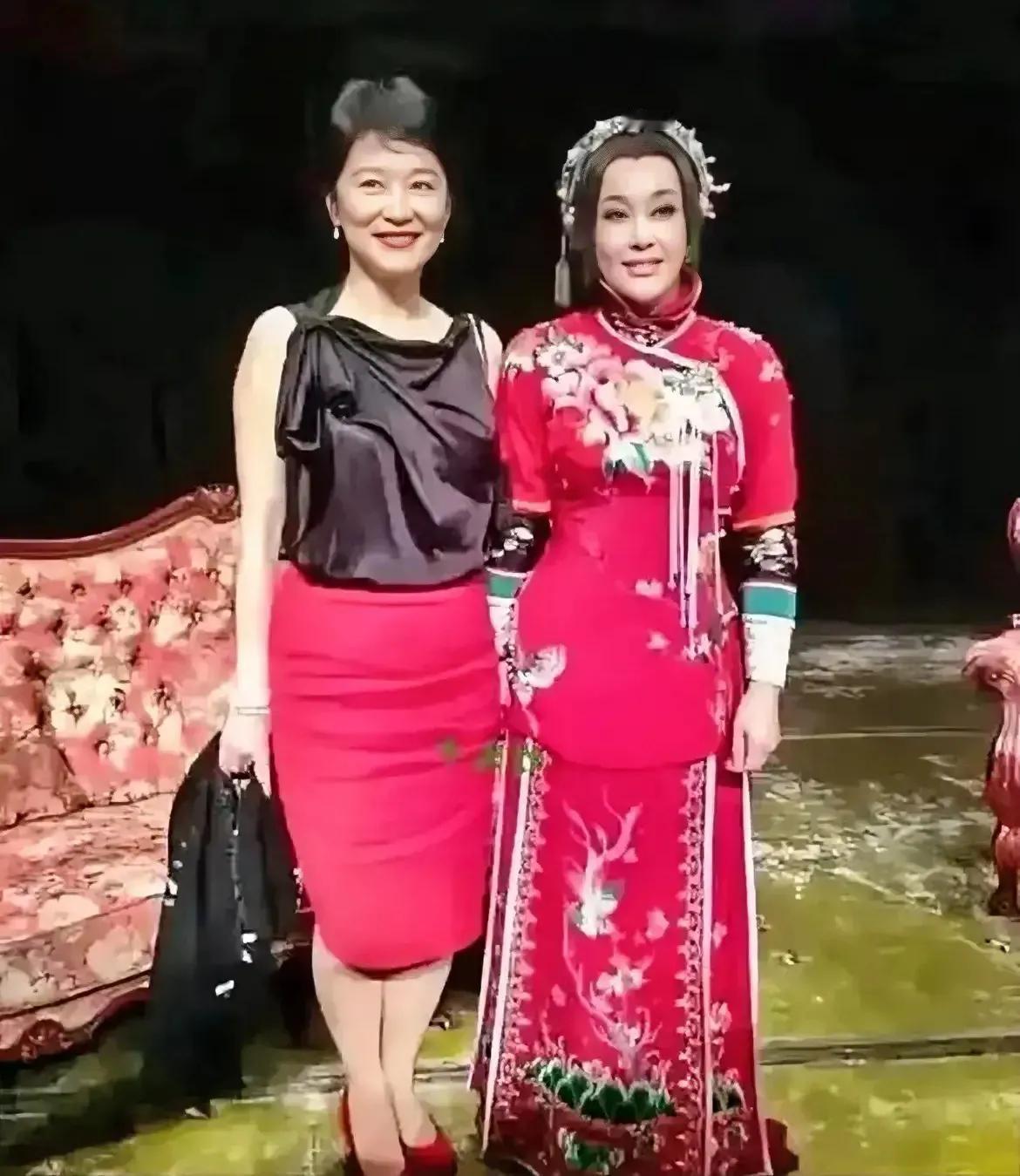 画面中的林青霞额头宽阔，满脸横肉，腰身不够明显，双腿粗壮，一点儿都看不出年轻时的