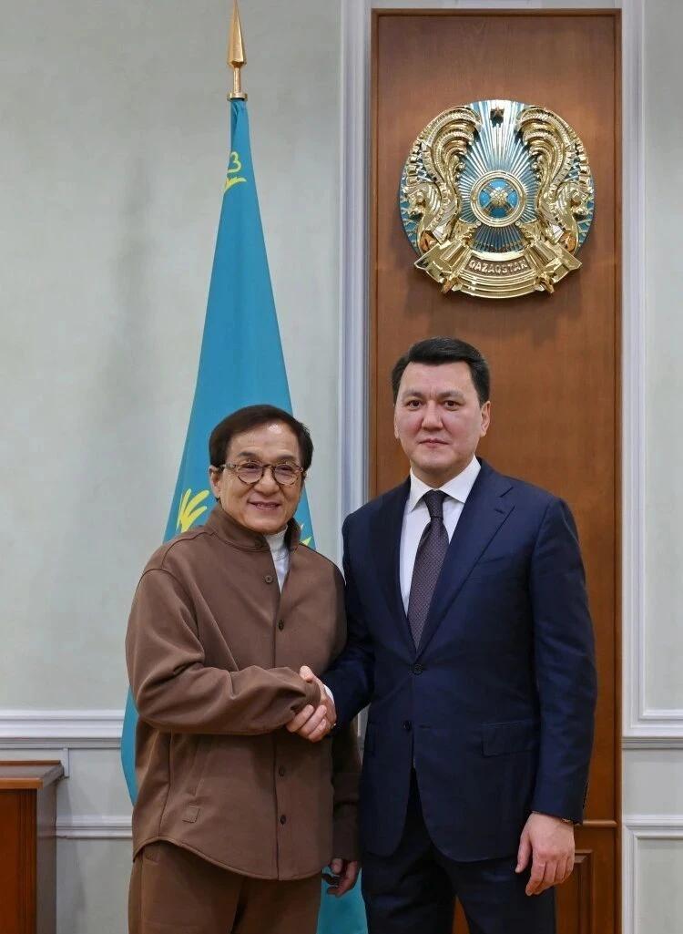 72岁的成龙又要去国外取景拍大片了!这次去的是哈萨克斯坦。但这事，远不止一部电