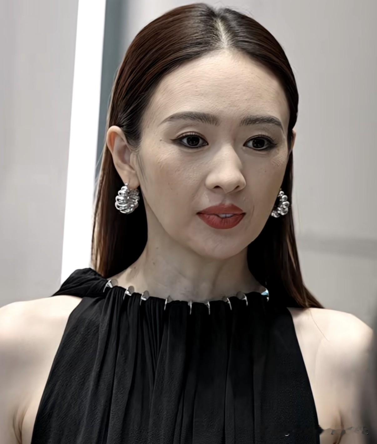 离开滤镜，女演员的皮肤状态也没有多好。被称为「小章子怡」的童瑶，近距离高清照片皮肤粗糙，笑起来表情纹