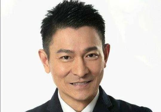 1995年，刘德华因投资失败，欠下4000万巨债，为了还债向身边的朋友借钱，却没