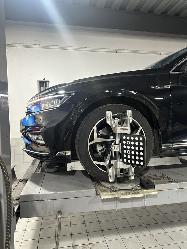 4儿子店四轮定位23款迈腾380旗舰两万公里，本来是保养的，想起来跑高速微微右