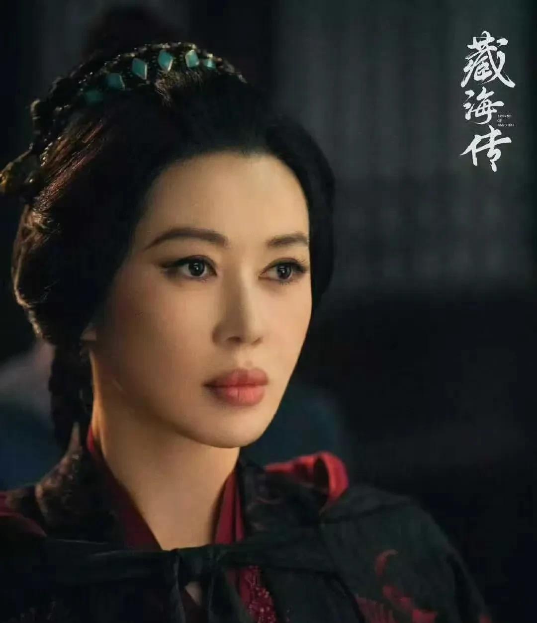余男说，这两年接了《藏海传》，是我26年第一次演古装剧。本来电影圈总说“电影咖拍