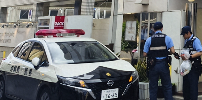 10月3日，冲绳那霸一家酒店发生抢劫杀人案，一名当地女性遇害，随身财物被盗。次日冲绳警方逮捕驻普天间
