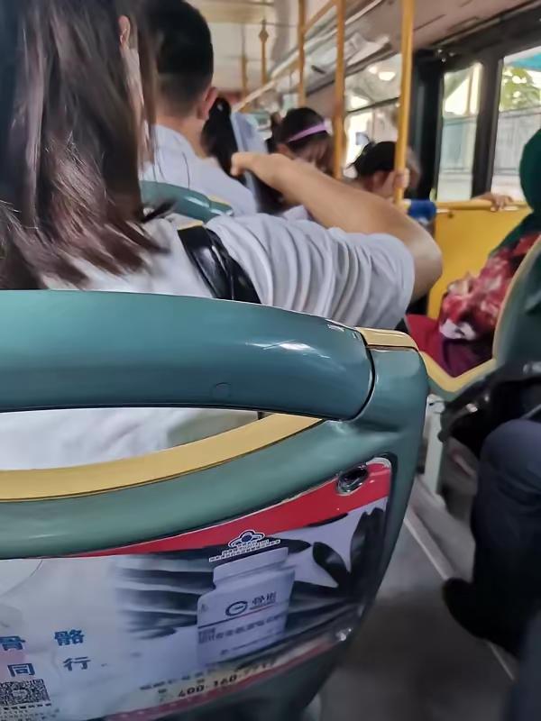 我开网约车时，一位阿姨上车后，从包里掏出200块钱问我：“小妹妹，麻烦你帮我看一