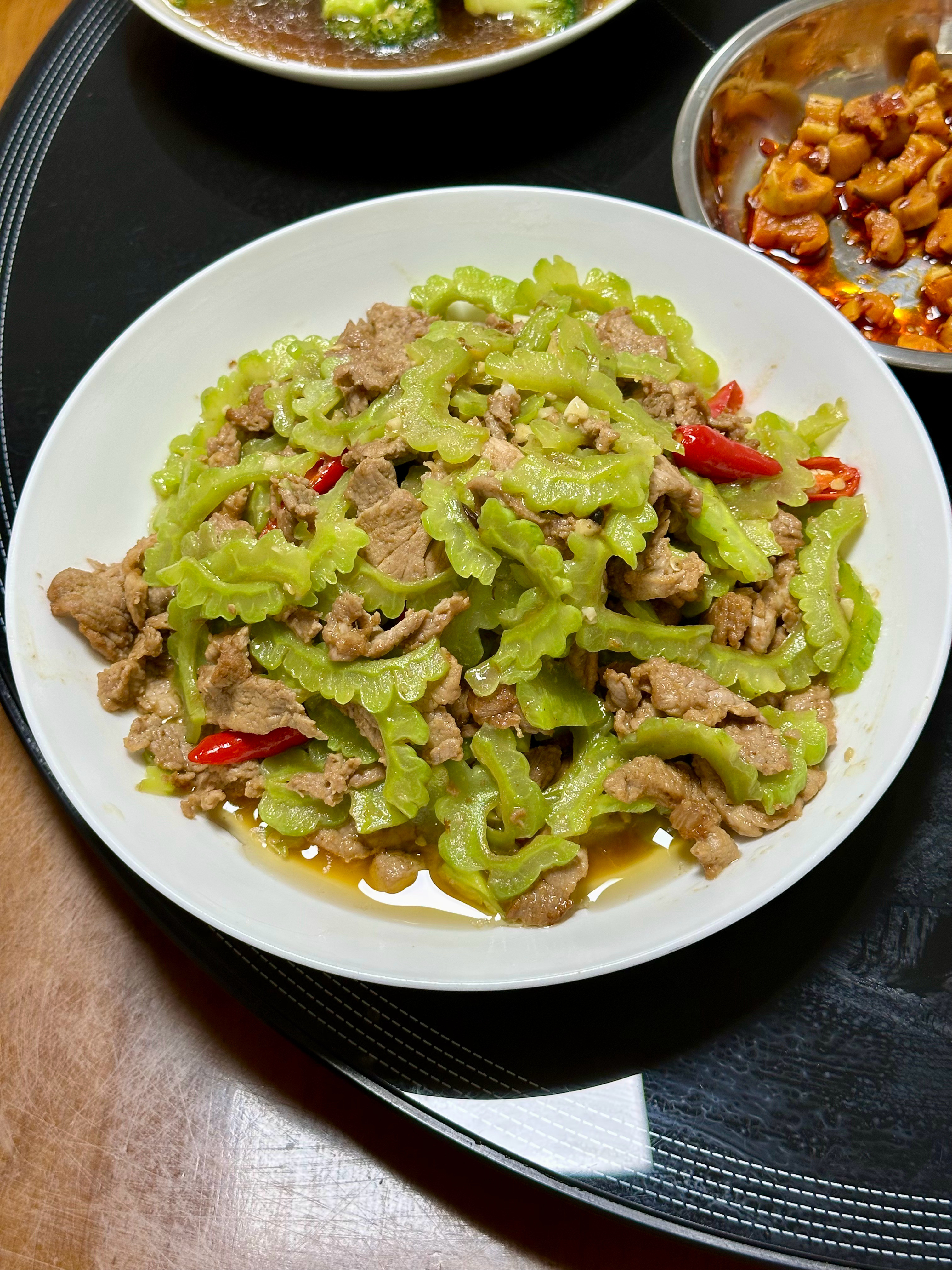 苦瓜炒牛肉、萝卜牛肉汤、清炒西蓝花，鸡蛋炒包心菜丝别看表面清爽，烹饪过程中非常吸
