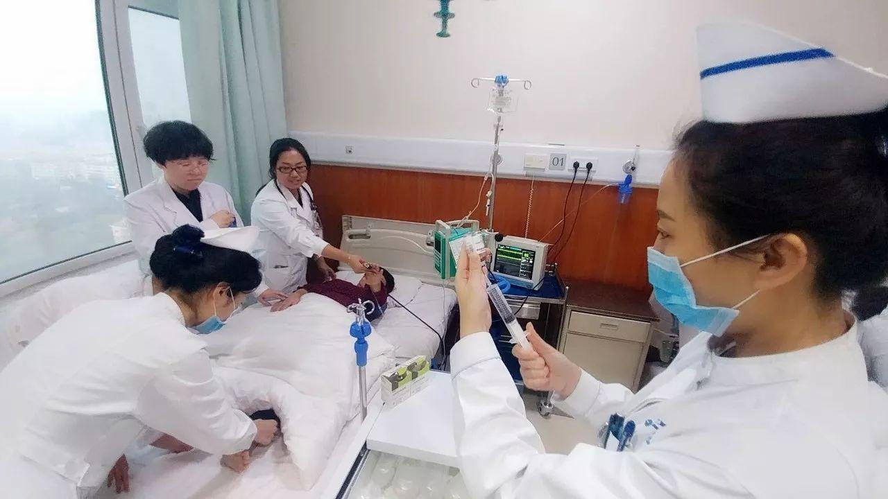 57岁女子睡前发冷，3小时后去世，医生提醒：老人睡前留心3个异常在心脏科临床