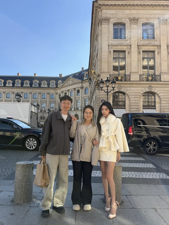 巴黎街头偶遇易梦玲