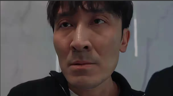 近期热播的法治题材剧《以法之名》中，天龙集团头目陈胜龙一角引发广泛争议。演员赵煊