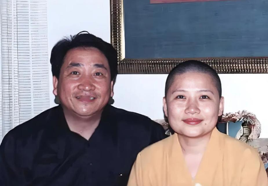 2000年，姜昆在国外偶遇已经出家的李娜，出于好奇，姜昆问她到底为什么出家？令