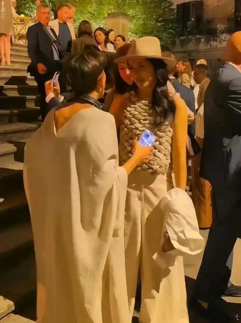 刘涛带18岁女儿去意大利露面，最狠的不是母女同框，是这套先养着再试水的节奏