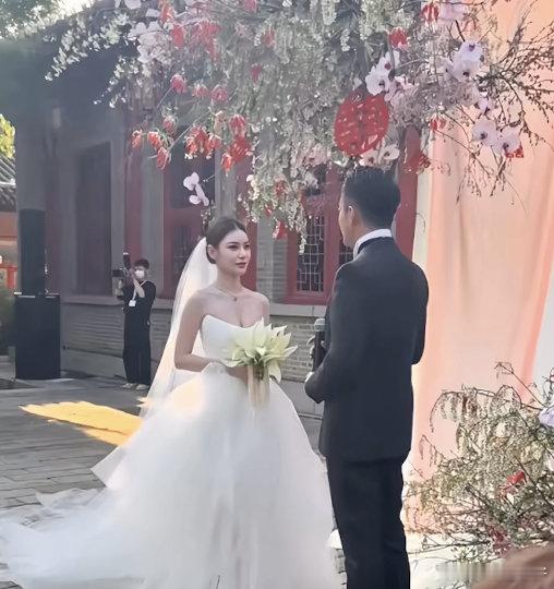 二婚感觉没必要办婚礼了，都不年轻了看着怪沧桑的​​​