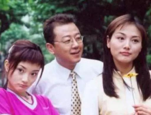 很少看到张延笑得灿烂的照片，未婚的她如此，婚后的她也是如此。