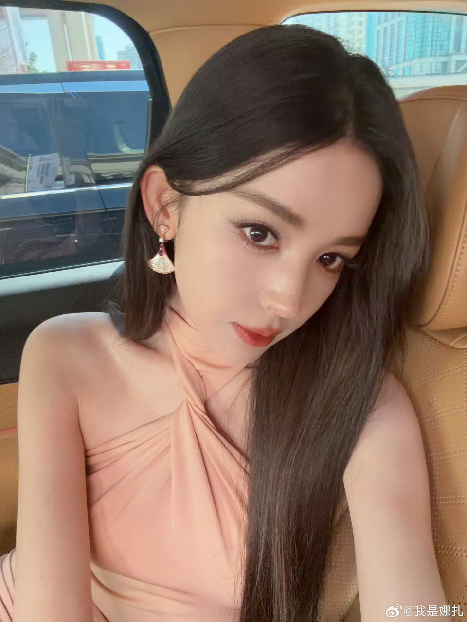 感觉娜扎一分钟能拍出100张这样的美照