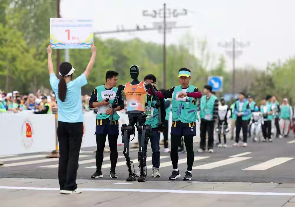 围观首次人机共跑半马，我直接笑到捶地。机器人选手那步伐，不是同手同脚就是顺拐，和