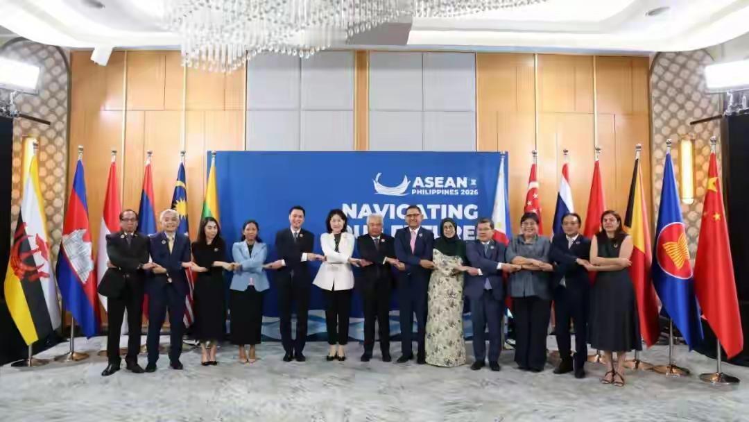 菲律宾总统小马科斯左右逢源玩的够溜得。据报道，落实《南海各方行为宣言》第25次高