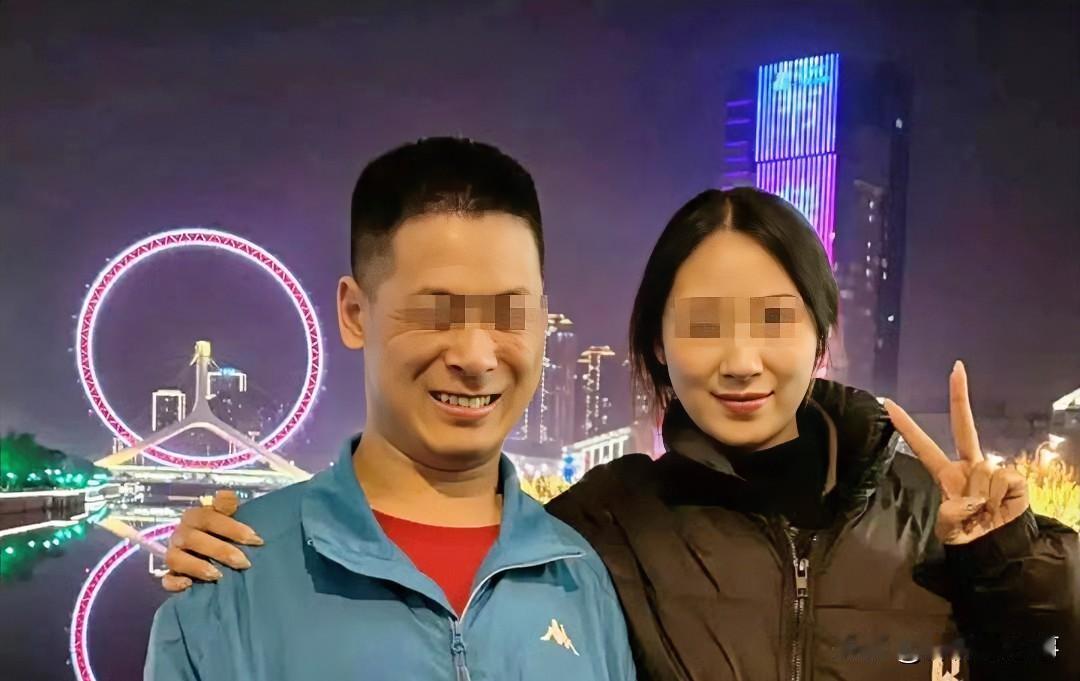 妈妈病得最重的时候，把脑瘫哥哥的手交到韩天天手里，让她一定照顾好哥哥。天天流着泪