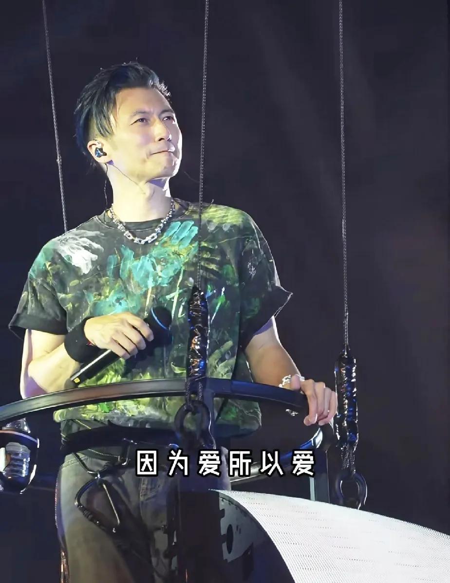 谢霆锋杭州演唱会，路人粉很嗨，老粉冒冷汗！1，歌单太难接受，去看的都后悔买