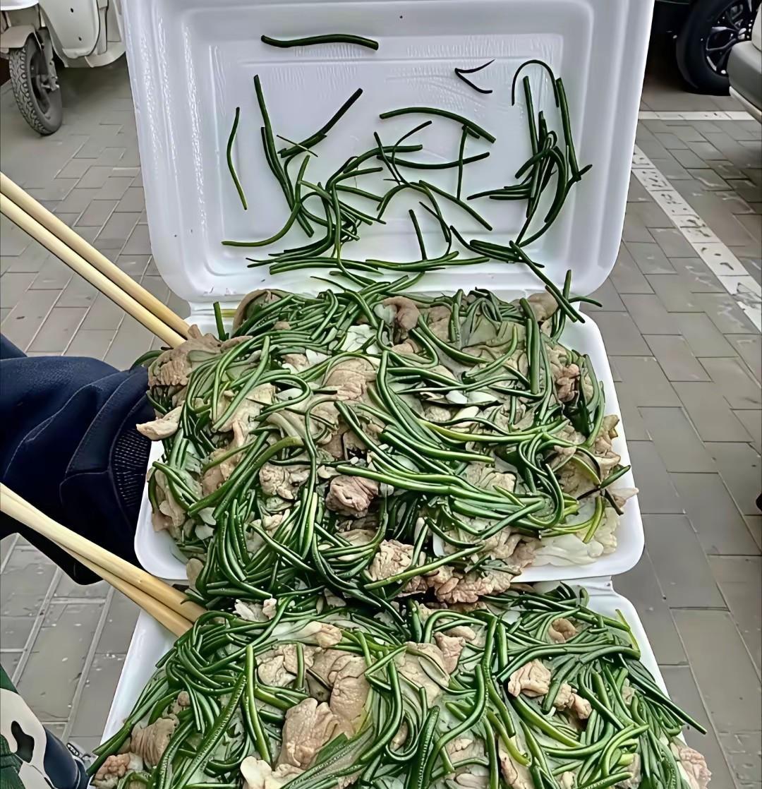 这是什么菜呀！看着你敢吃吗？反正我是不敢呀！