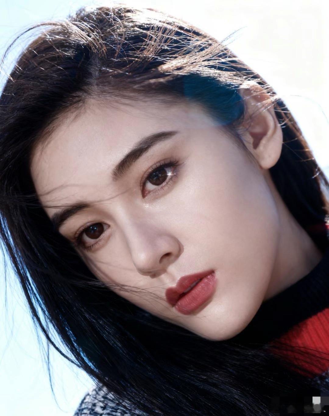 年轻时的李嘉欣，美得锋芒毕露、极具冲击力，堪称无可辩驳的顶级大美女！