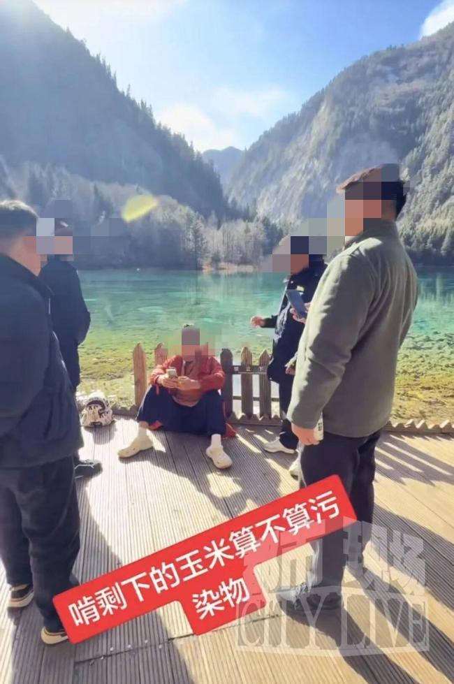 九寨沟游客扔玉米棒进湖，被指责还嘴硬怼人，这话听着太气人！九寨沟出了个气人