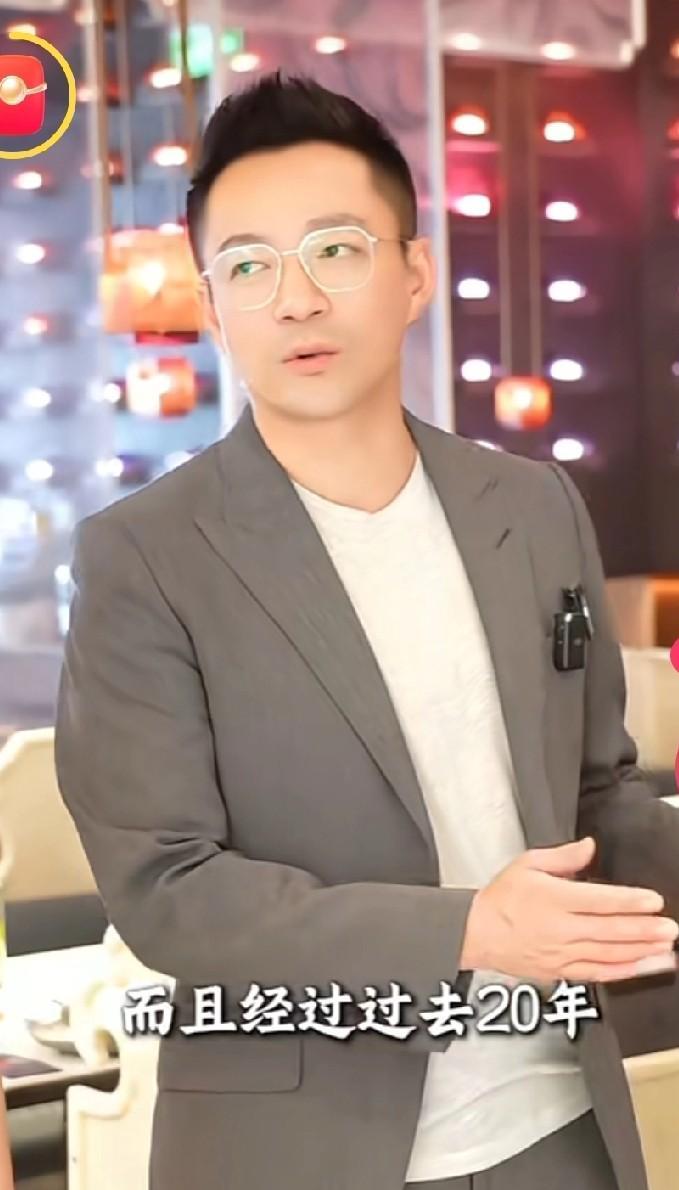 帅气的汪小菲又回来投入到工作中了。汪小菲接受了采访，一身笔挺的西装亮相，侃侃而