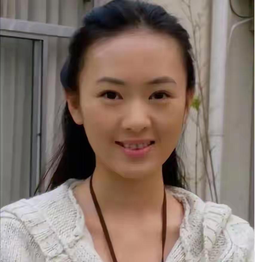 2003年，张国立的儿子张默，在中戏门口暴打女友童瑶，童谣疼到跪地求饶：“别打了
