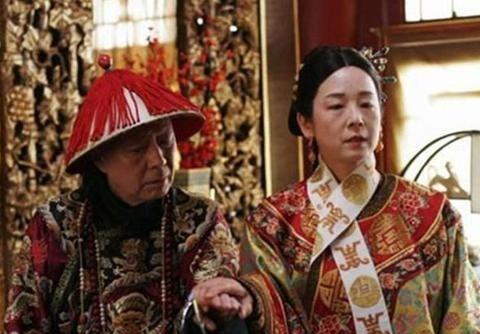 清朝有条铁规矩：太监品级，四品封顶，不能再往上了。这是雍正爷定的，两百年来没人敢