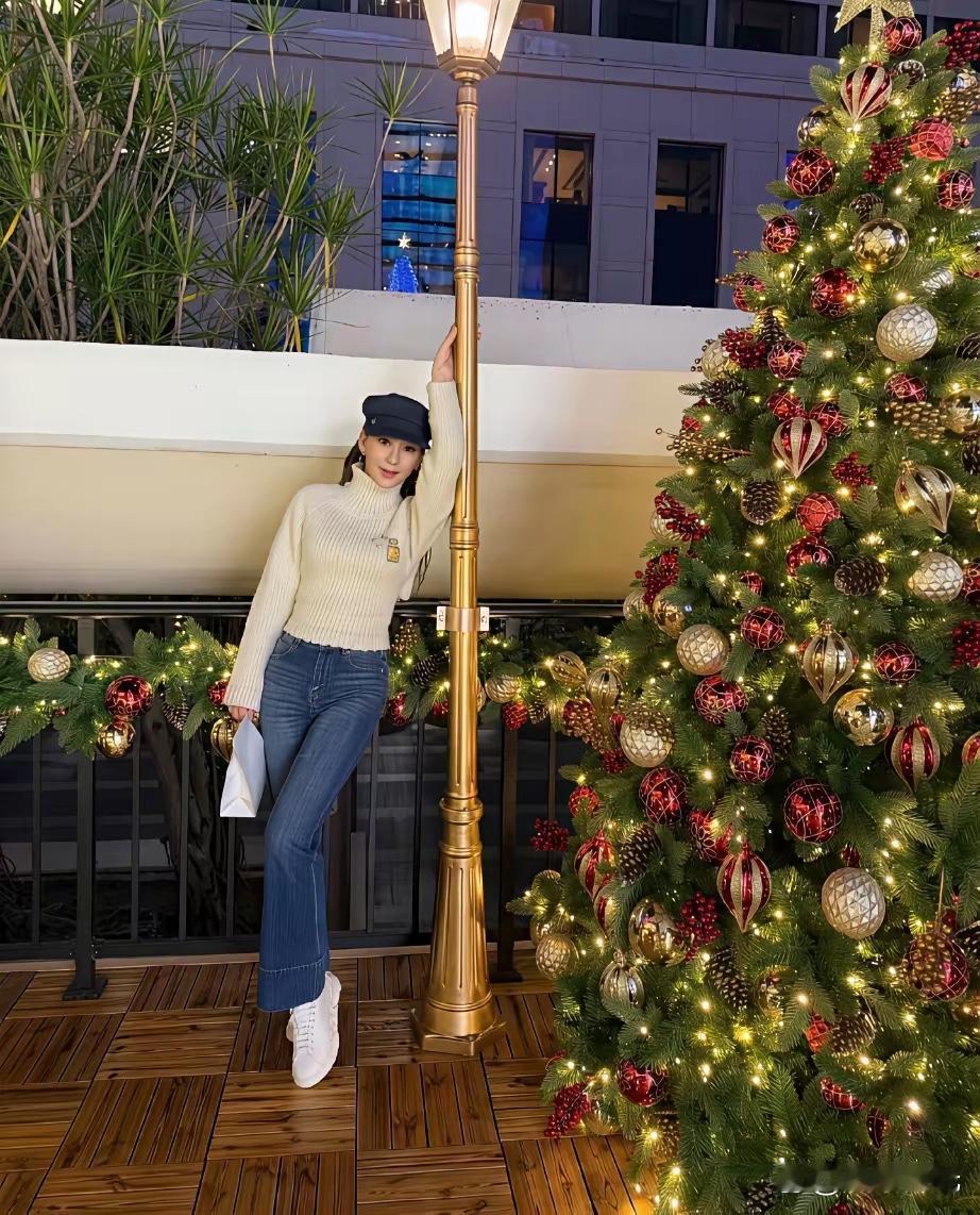 有钱是真好啊方媛生孩人还没多久，这身材就跟没生过一样，纤细苗条。