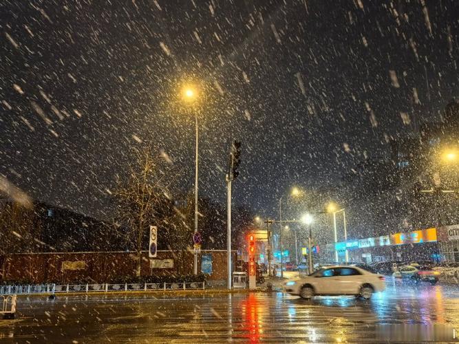 11月5日至6日晨，新疆多地遭强降雪，乌鲁木齐降雪量31毫米达特大暴雪级，打破1