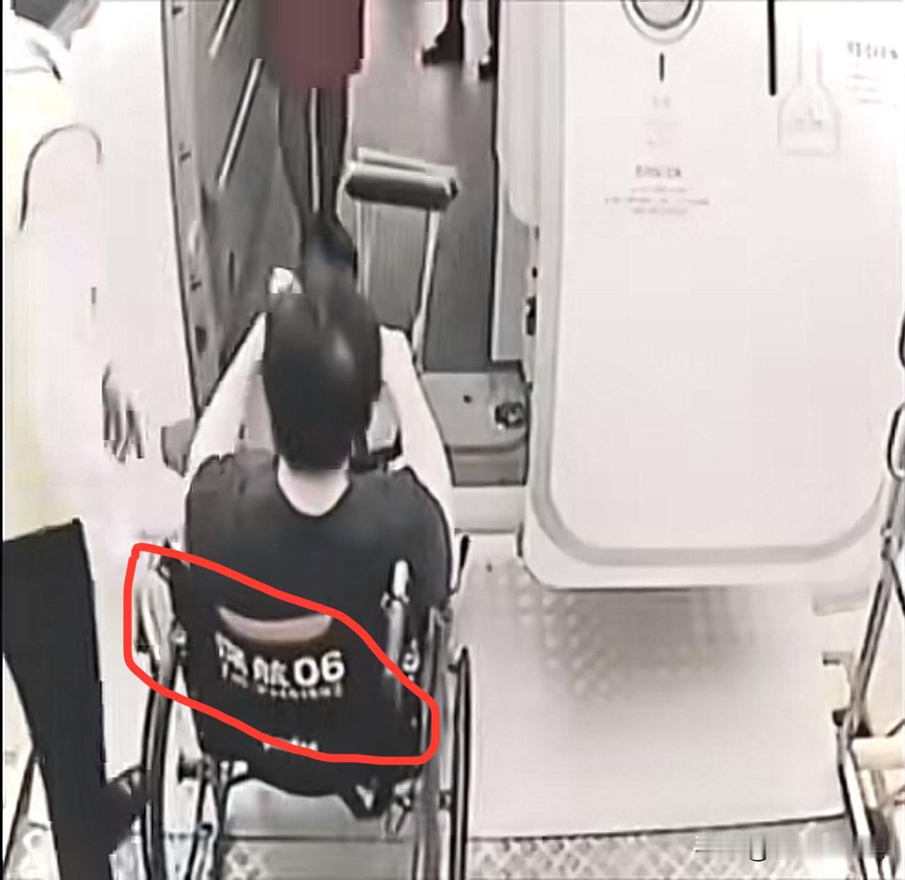 郑智化错了吗?错了,错在他没控制好情绪。网上有人说本来轮椅就推不进去,因