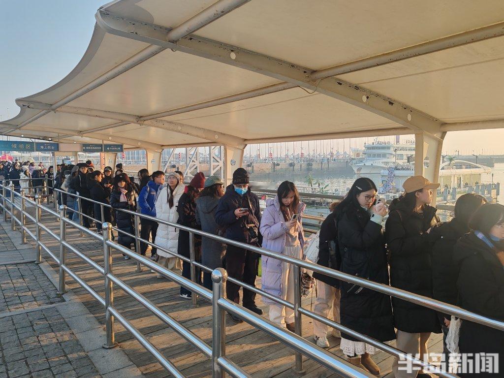 青岛奥帆中心惊现冬日奇观！游客寒风中排长队争睹“橘子海”，背后真相让人泪目……