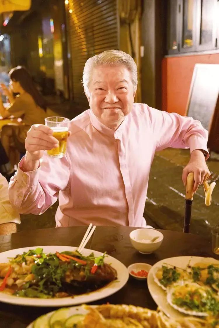 蔡澜把爱情这事看得挺透，不光是男人对于爱情的态度，男人很典型地可以把爱和性
