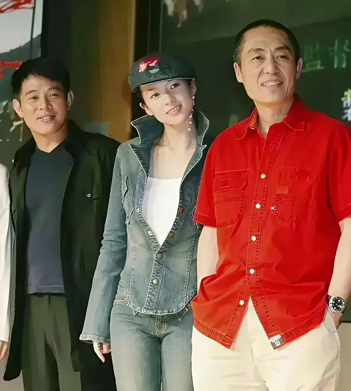 刚出道时的张子怡与张艺谋、李连杰的一张留影