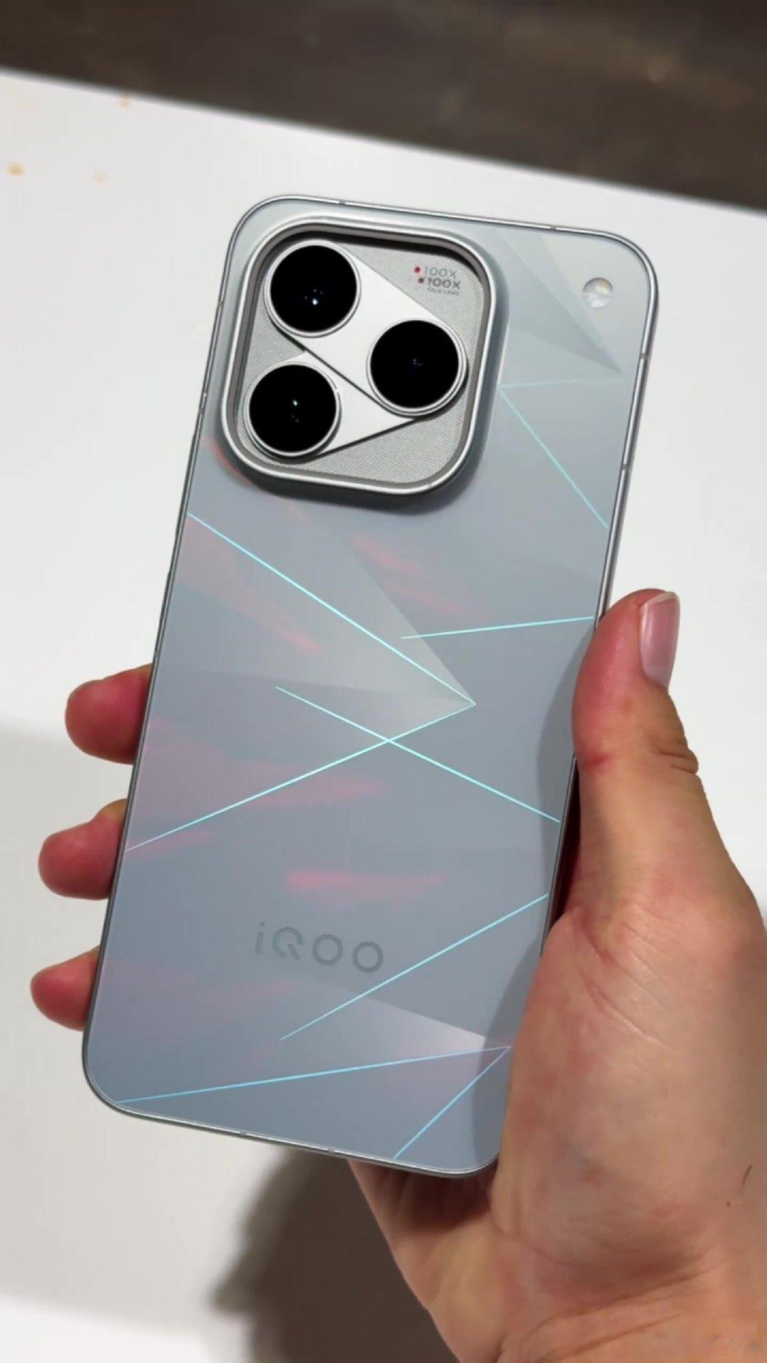 #iqoo#抓重点！刚才发布了一条上手体验iQOO16逐光配色的视频不得不说，这个配色看起来非常惊艳