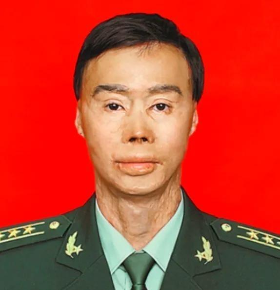 1995年，19岁战士梁强坐大巴返回部队，途中司机加油，梁强看到司机的举动，高声
